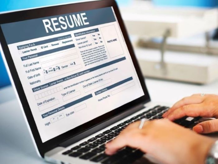 How to write a Receptionist resume in 2026? [template]